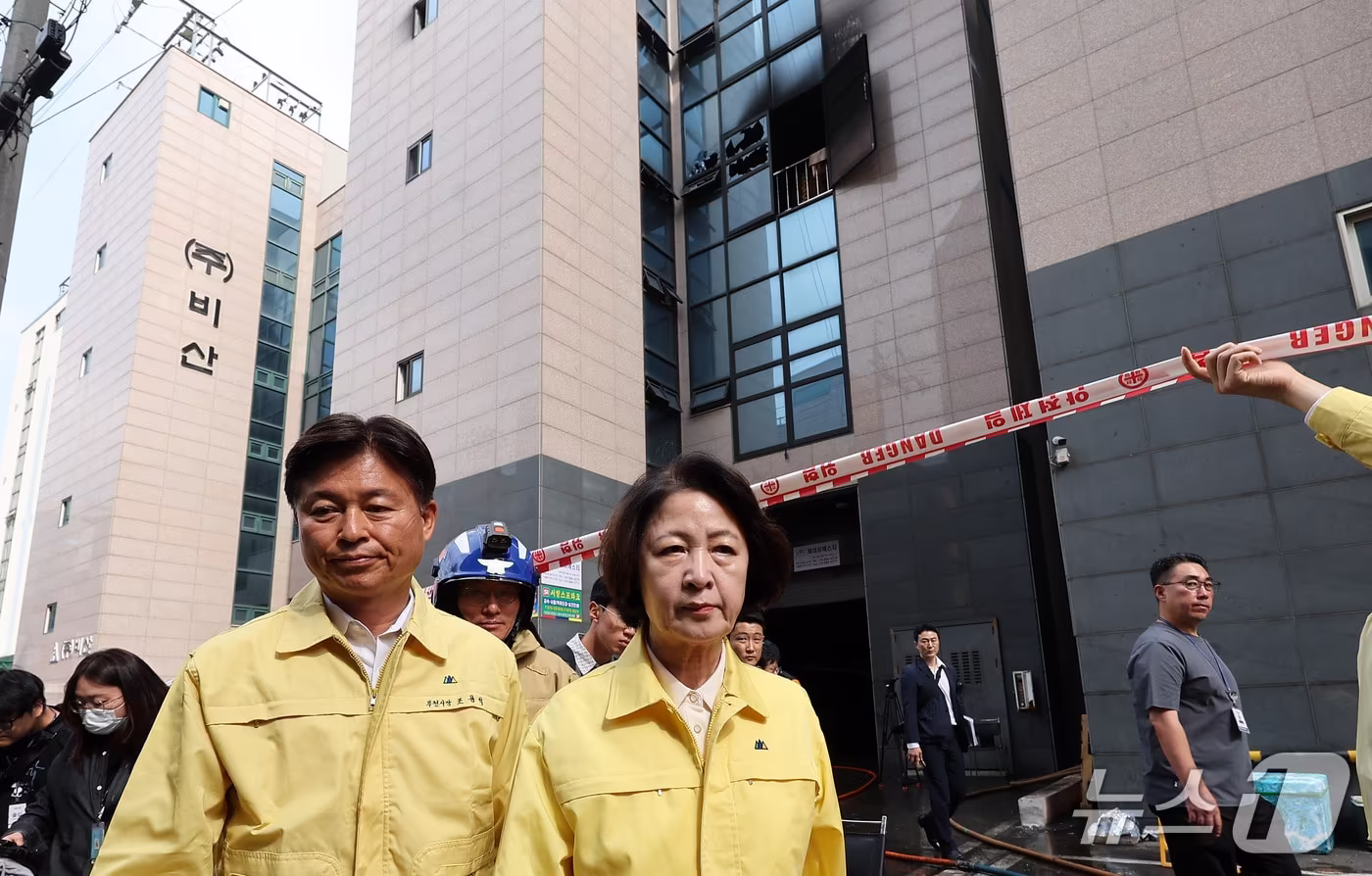 본문 이미지 - 추미애 경기도지사가 16일 화재가 발생한 경기도 부천시 오정구의 한 공장을 찾아 이동하고 있다. 경기도소방재난본부에 따르면 이날 오전 8시 38분께 부천시 오정구 내동의 한 4층짜리 금속부품 도장 공장에서 화재가 발생했으며, 진화에 투입된 소방대원 5명 등 7명이 다쳤다. 이 중 2명은 연기흡입으로 중상을 입어 병상으로 이송됐다. 2026.10.16 ⓒ 뉴스1 김성진 기자