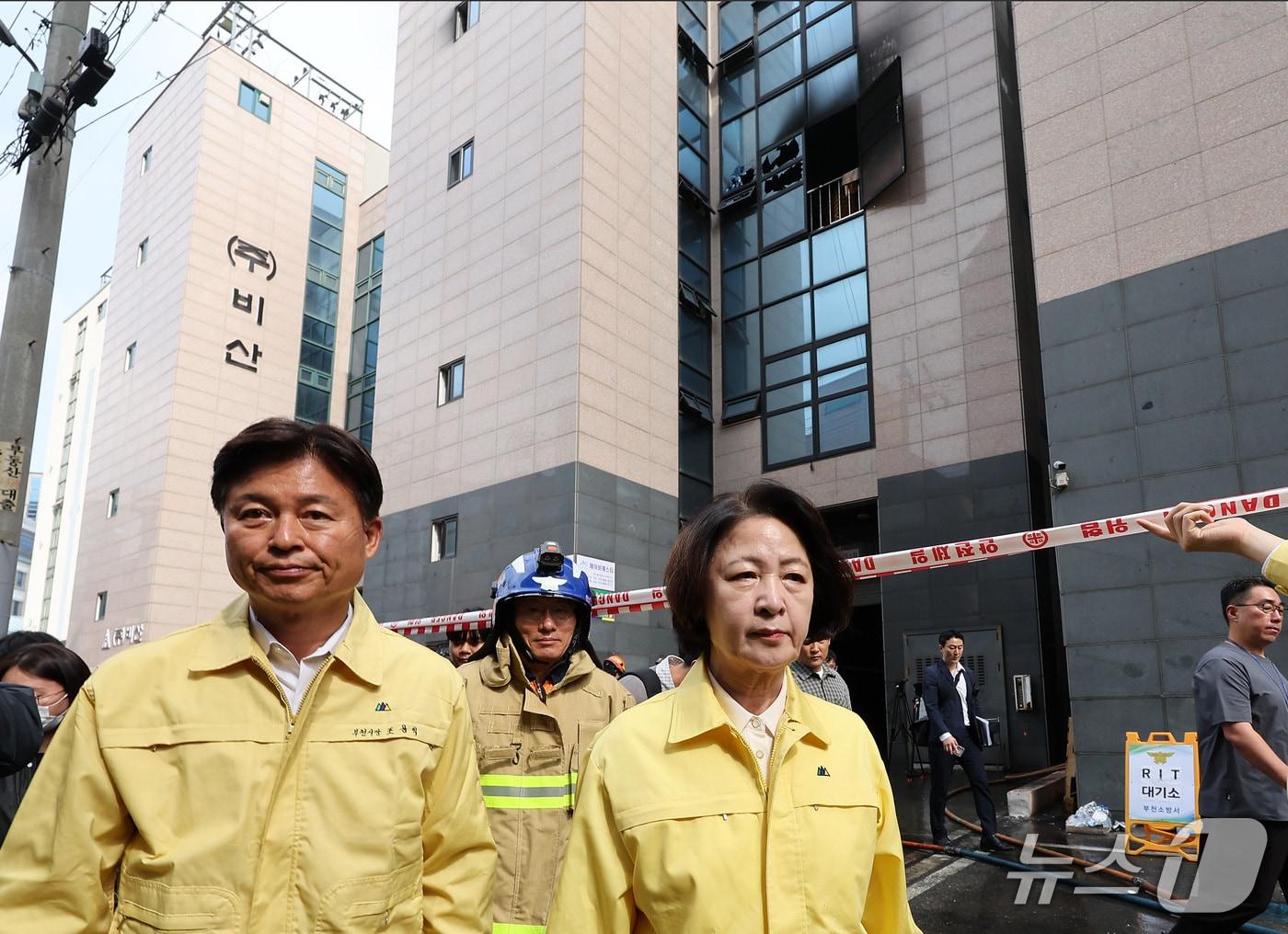 본문 이미지 - 추미애 경기도지사가 지난 16일 화재가 발생한 경기 부천시 오정구의 한 공장을 찾아 이동하고 있다. 2026.10.16 ⓒ 뉴스1 김성진 기자