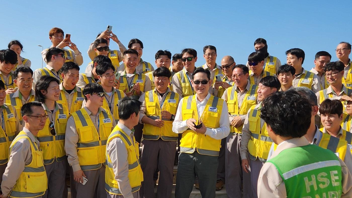 본문 이미지 - 지난 2022년 12월 6일(현지 시각) 아랍에미리트(UAE)에 위치한 바라카 원자력 발전소 건설 현장에 방문한 이재용 삼성전자 회장이 건설 현장을 둘러보고 임직원들을 격려하고 있다. (삼성전자 제공)