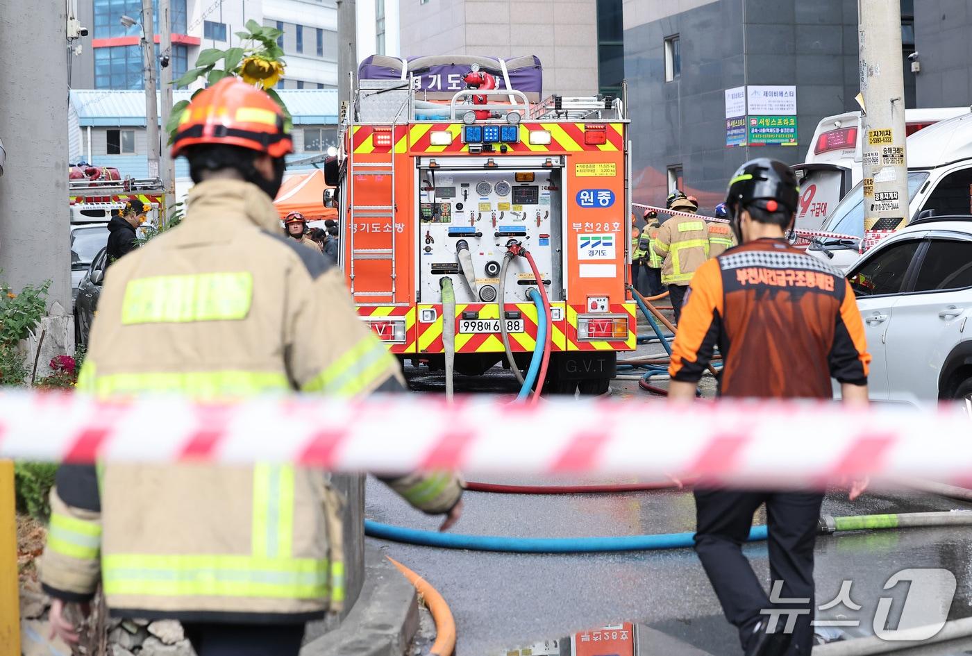 본문 이미지 - 16일 경기도 부천시 오정구의 한 공장에 화재가 발생해 소방당국이 화재 현장을 살펴보고 있다. 경기도소방재난본부에 따르면 이날 오전 8시 38분께 부천시 오정구 내동의 한 4층짜리 금속부품 도장 공장에서 화재가 발생했으며, 진화에 투입된 소방대원 5명 등 7명이 다쳤다. 이 중 2명은 연기흡입으로 중상을 입어 병상으로 이송됐다. 2026.10.16 ⓒ 뉴스1 김성진 기자