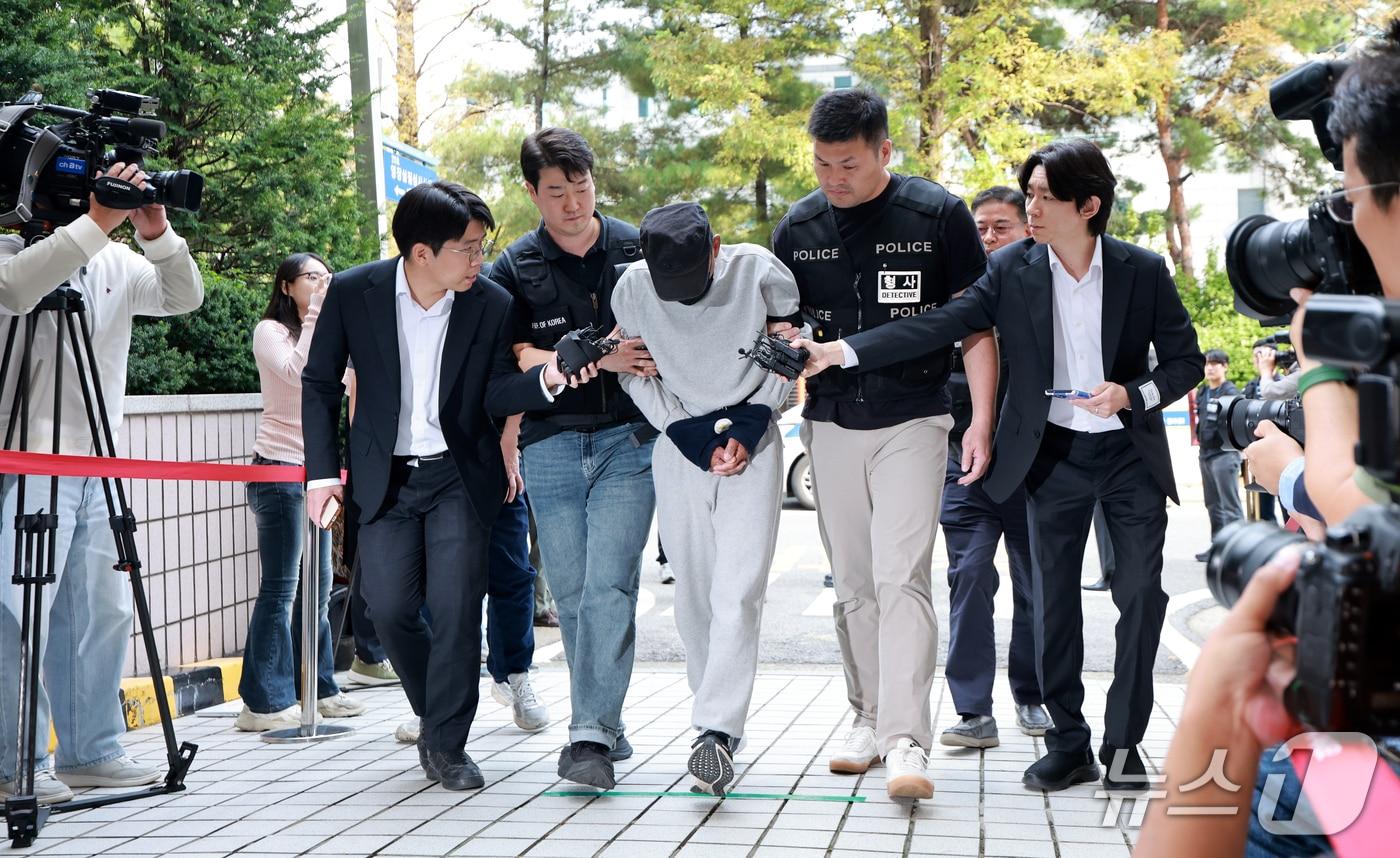 본문 이미지 - 인천 구월동 상가에서 흉기 난동을 벌여 10명을 다치게 한 A 씨가 16일 인천 미추홀구 인천지방법원에서 열린 구속 전 피의자 심문(영장실질심사)에 출석하고 있다. 2026.10.16 ⓒ 뉴스1 이호윤 기자