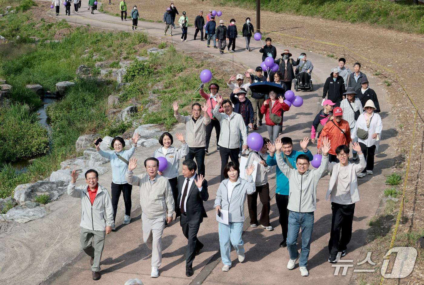 본문 이미지 - 괴산군민 어울림 슬로우 걷기대회.(괴산군 제공. 재판매 및 DB 금지).2026.10.16/뉴스1