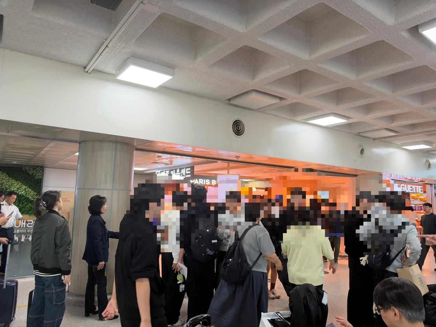본문 이미지 - 제주공항 면세구역 내 파리바게뜨 매장 앞이 제주마음샌드를 구매하려는 여행객들로 북적이고 있다. 