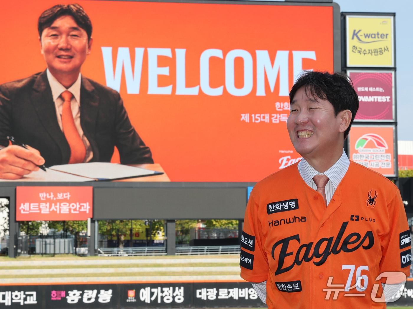 본문 이미지 - 류지현 한화이글스 신임 감독이 16일 대전 한화생명볼파크에서 취임식을 마치고 포즈를 취하고 있다. 2026.10.16 ⓒ 뉴스1 김기태 기자