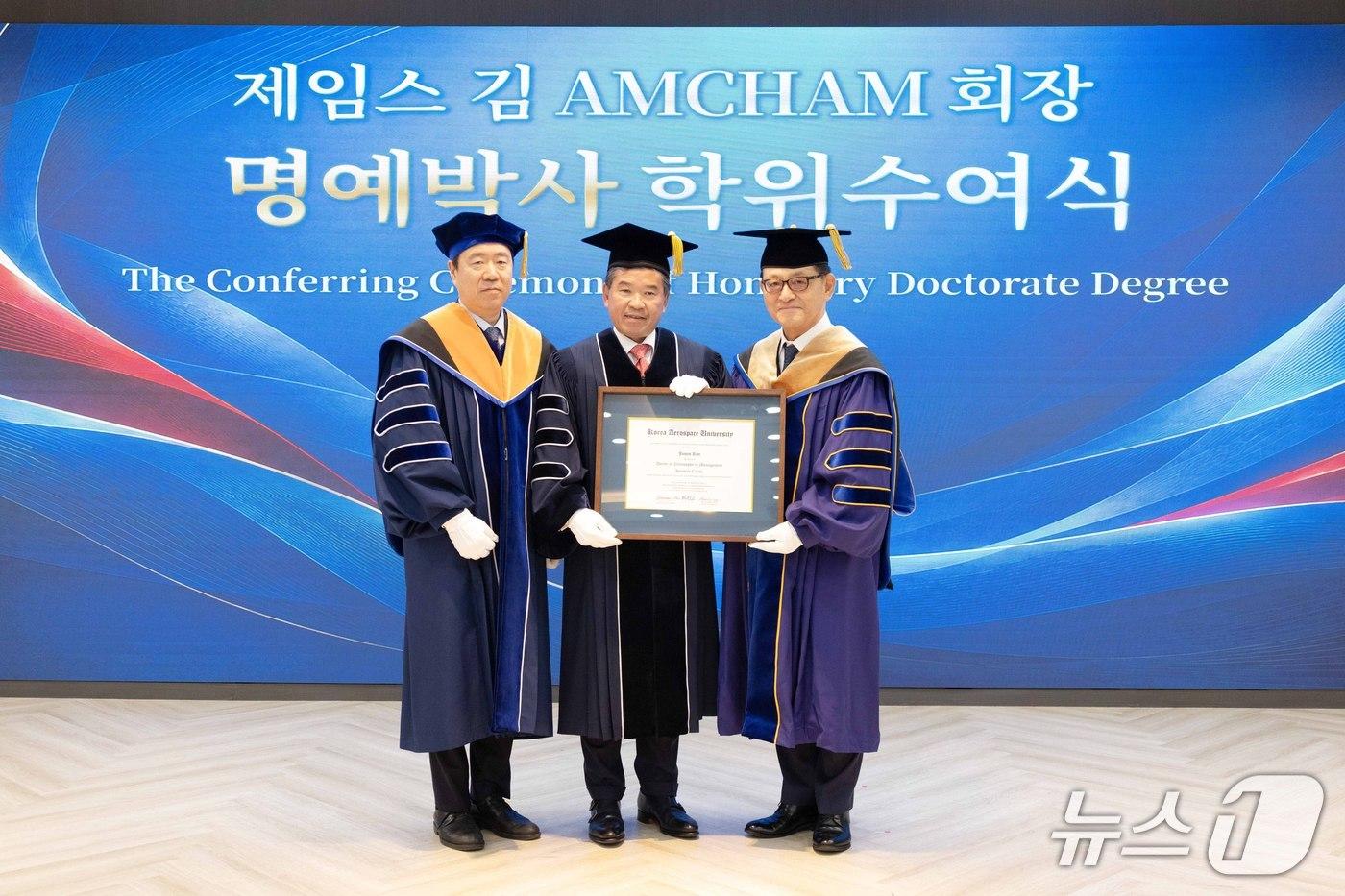본문 이미지 - 15일 명예박사 학위수여식이 진행된 한국항공대 비전홀에서 제임스 김 주한미국상공회의소 회장이 허희영 총장 등으로부터 학위기를 전달받는 모습(한국항공대 제공)