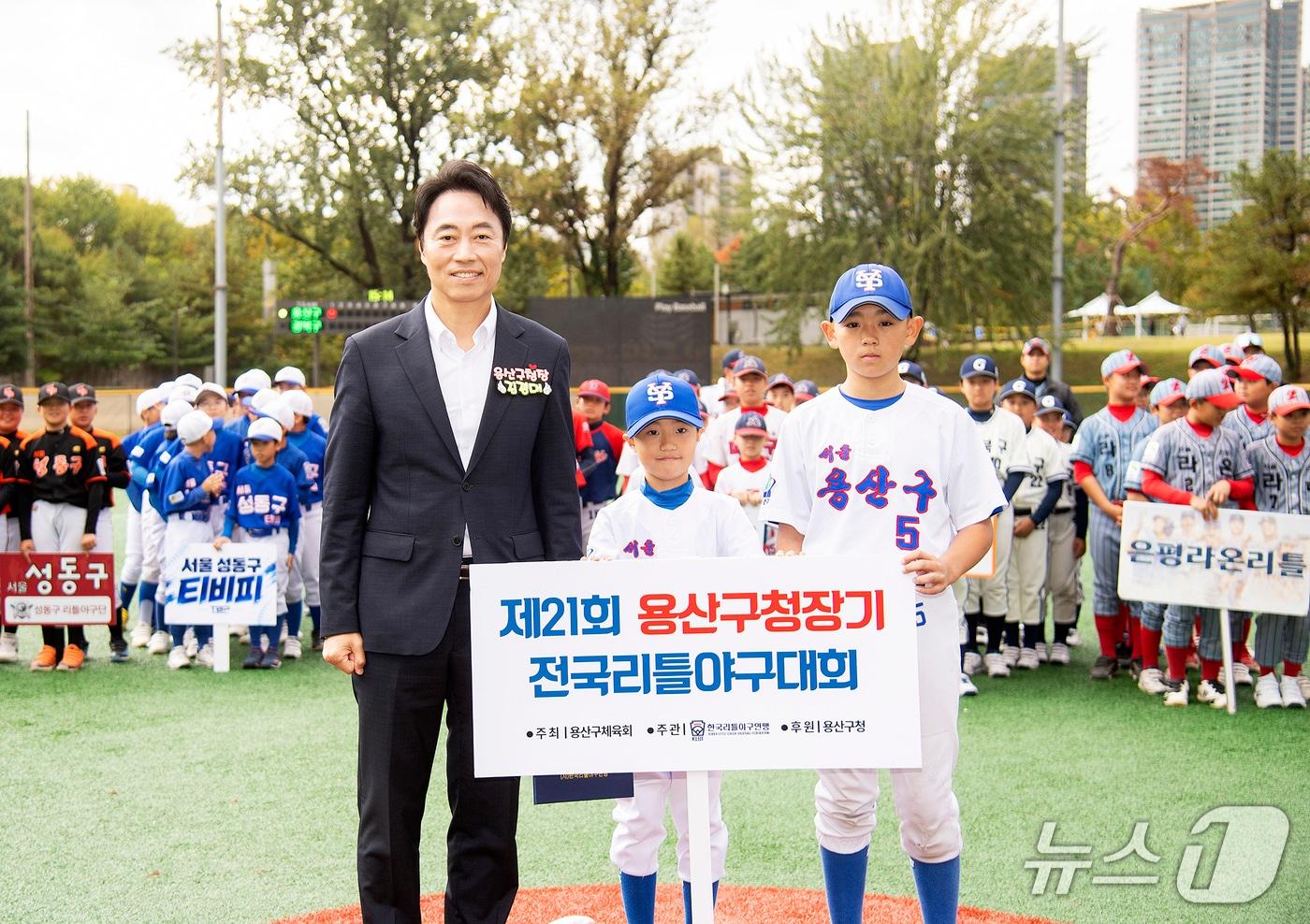 본문 이미지 - 김경대 용산구청장이 지난 15일 용산어린이정원 야구장에서 열린 ‘제21회 용산구청장기 전국리틀야구대회’ 개회식에 참석해 선수들과 기념촬영을 하고 있다.(용산구 제공)