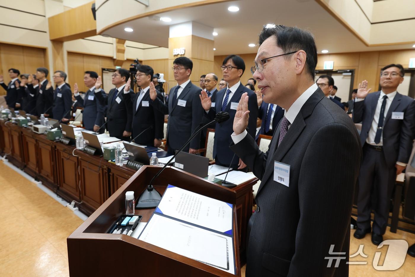 본문 이미지 - 안형익 동북지방데이터청장이 16일 대구 중구 한국은행 대구경북본부에서 열린 국회 재정경제기획위원회의 동북·동남지방데이터청, 부산·대구지방국세청, 부산·대구본부세관, 한국은행 부산·경남·울산·대구경북·포항본부에 대한 국정감사에서 피감기관 대표로 선서하고 있다. 2026.10.16 ⓒ 뉴스1 공정식 기자