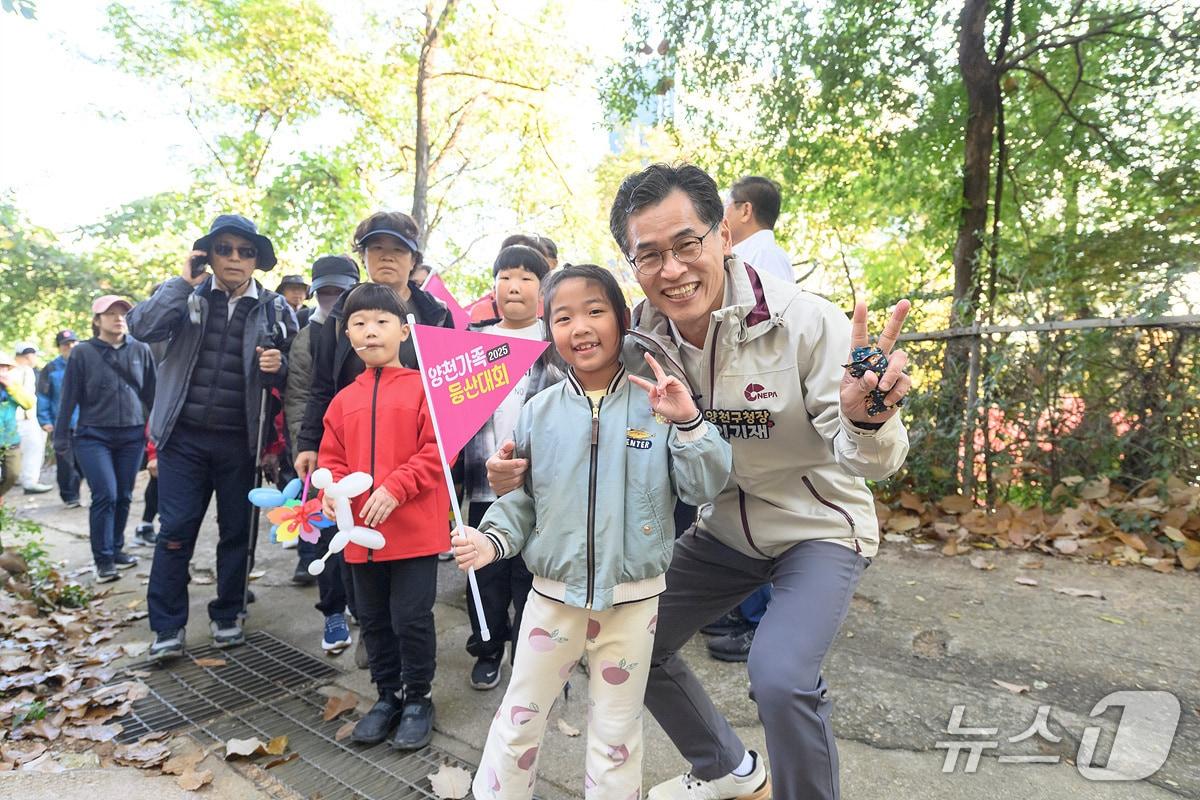 본문 이미지 - 지난 '양천가족 등산대회'에서 어린이들과 함께 산행을 즐기고 있는 이기재 양천구청장.(양천구 제공)