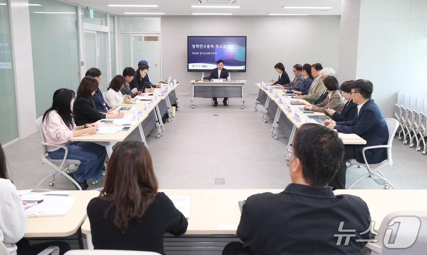 본문 이미지 - 16일 오전 박근철 경기도의회 의원(가운데)이 주재한 '경기도형 지방분권 실현을 위한 권한·재정·입법체계 재설계 연구' 착수보고회가 민주당 교섭단체 회의실에서 열렸다.(도의회 제공. 재판매 및 DB 금지) 2026.10.16/뉴스1