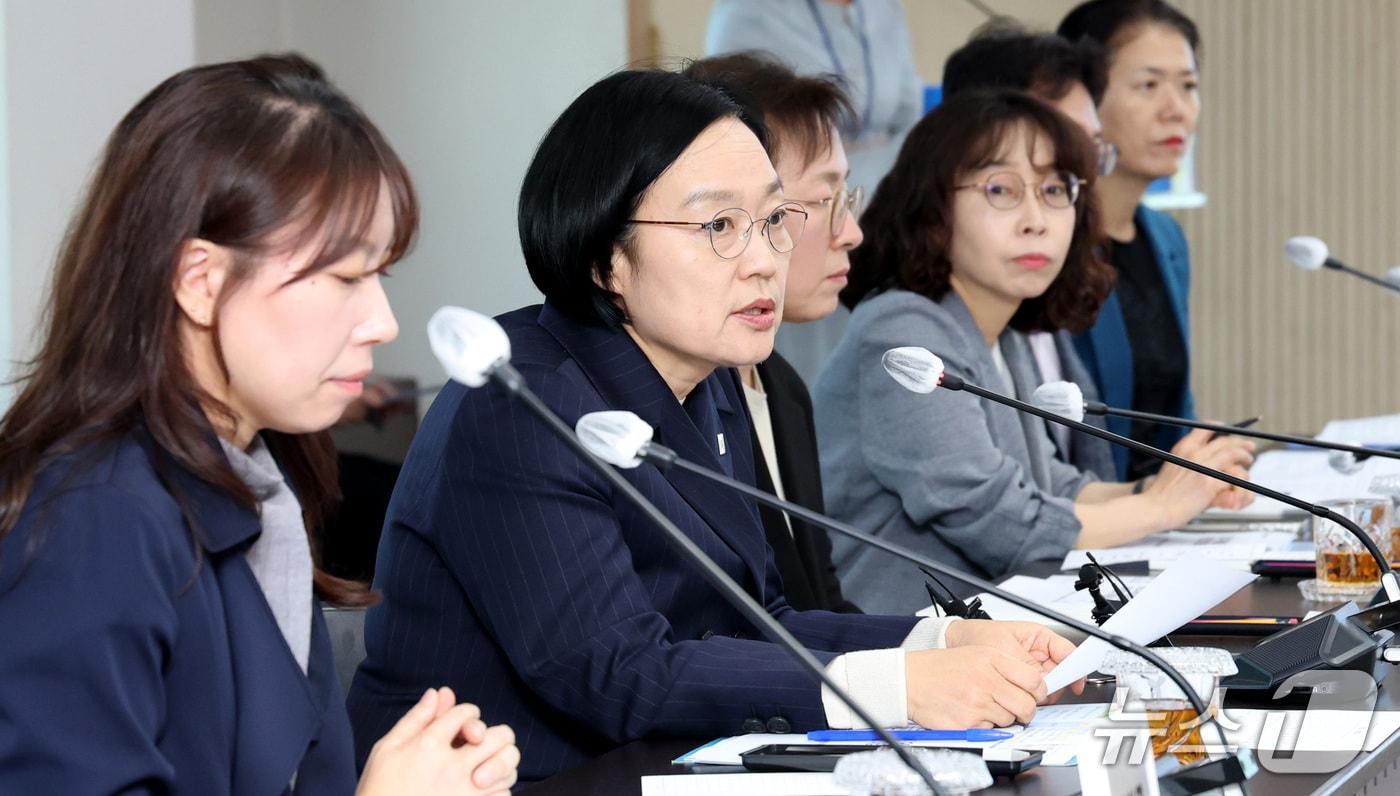 본문 이미지 - 한성숙 국무총리가 16일 대전 서구청에서 열린 의료·요양 통합돌봄 간담회에 참석하여 발언하고 있다. 2026.10.16 ⓒ 뉴스1 김기남 기자