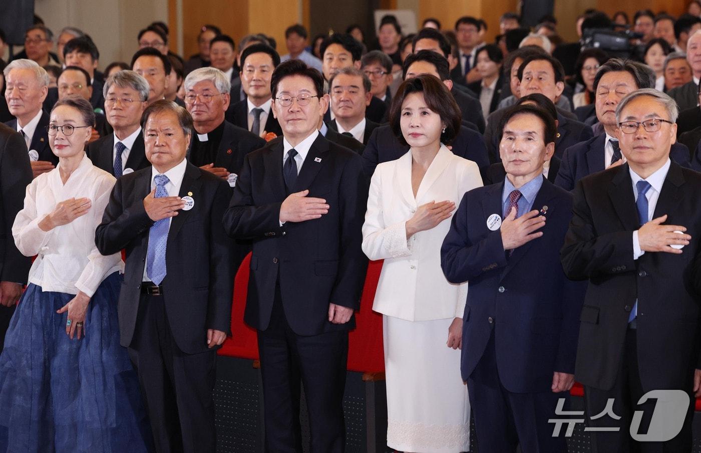 본문 이미지 - 이재명 대통령과 김혜경 여사가 16일 부산에서 열린 제47주년 부마민주항쟁 기념식에서 국민의례를 하고 있다. (청와대통신사진기자단) 2026.10.18 ⓒ 뉴스1