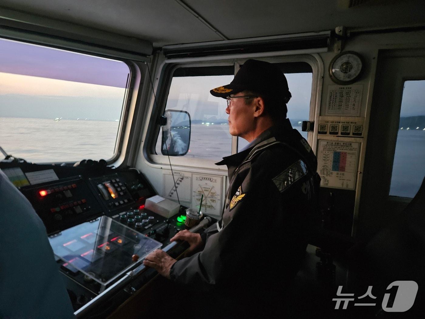 본문 이미지 - 이종욱 동해지방해양경찰청장 직무대리가 16일 오전 강원 고성 최북단 어장인 저도어장 조업 현장을 순찰하고 있다.(동해해경청 제공. 재판매 및 DB 금지) 2026.10.16/뉴스1