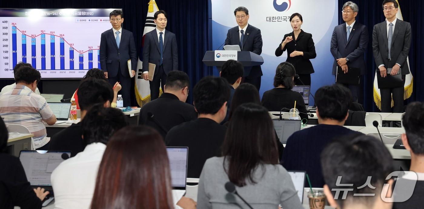 본문 이미지 - 김용수 국무조정실 국무2차장과 김이탁 국토교통부 1차관 등이 16일 서울 종로구 정부서울청사에서 제1차 주택 공급 정례브리핑을 하고 있다. 정부는 주택공급 정례브리핑을 신설하고 정책 소통 채널로 삼을 계획이다. 2026.10.16 ⓒ 뉴스1 이종덕 기자