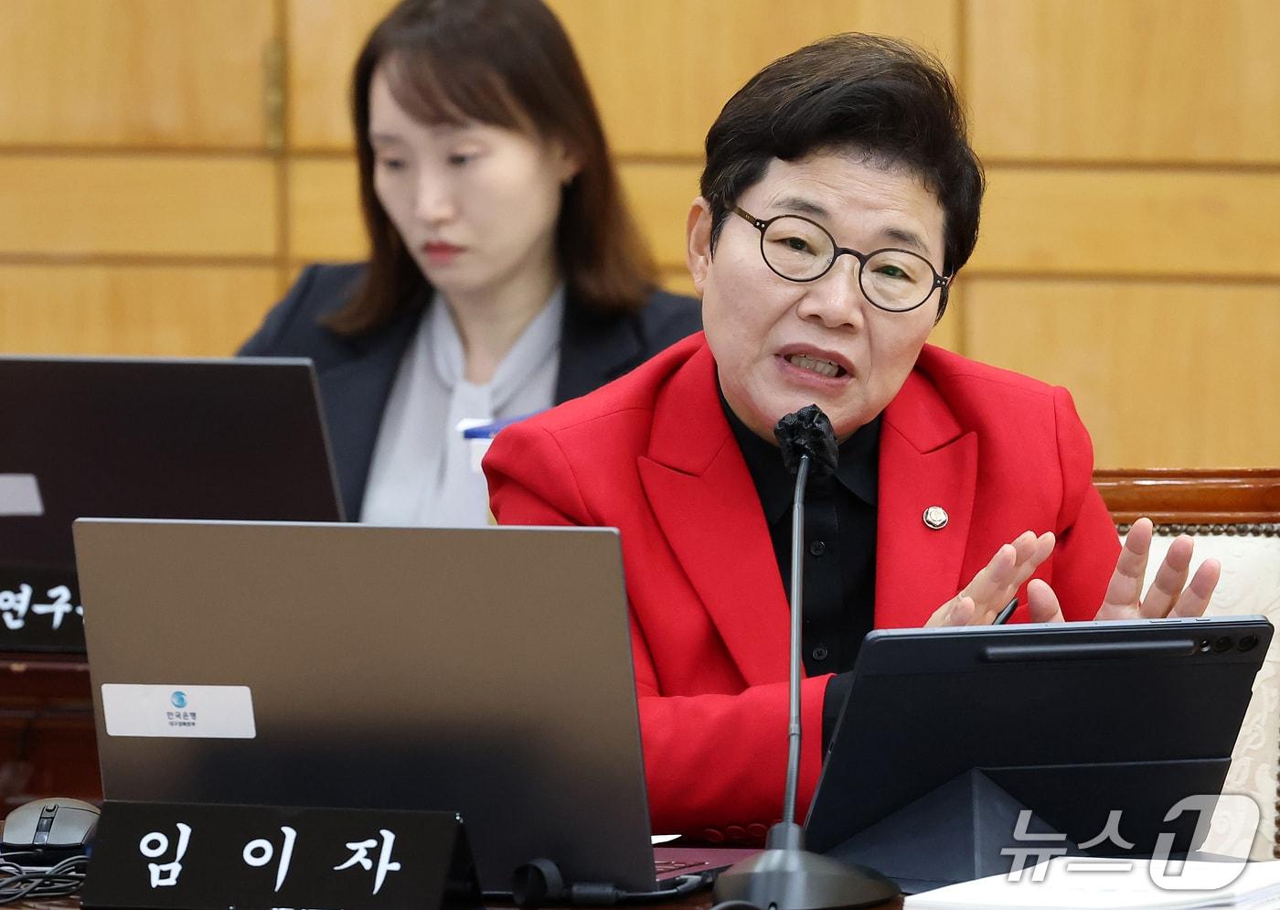 본문 이미지 - 임이자 국민의힘(경북 상주시문경시) 의원이 16일 대구 중구 한국은행 대구경북본부에서 열린 국회 재정경제기획위원회의 동북·동남지방데이터청, 부산·대구지방국세청, 부산·대구본부세관, 한국은행 부산·경남·울산·대구경북·포항본부에 대한 국정감사에서 질의하고 있다. 2026.10.16 ⓒ 뉴스1 공정식 기자