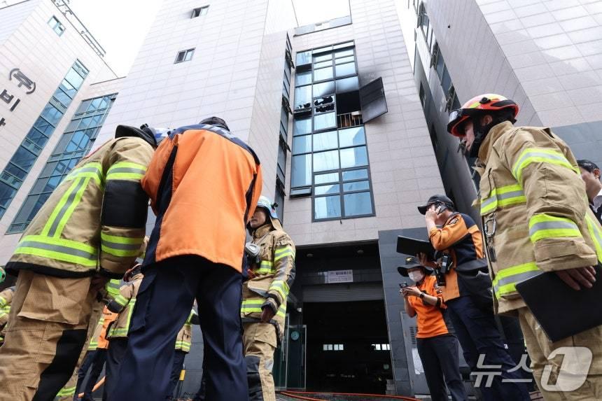 본문 이미지 - 16일 경기도 부천시 오정구의 한 공장에 화재가 발생해 소방당국이 화재현장을 살펴보고 있다. 경기도소방재난본부에 따르면 이날 오전 8시 38분께 부천시 오정구 내동의 한 4층짜리 금속부품 도장 공장에서 화재가 발생했으며, 진화에 투입된 소방대원 5명 등 7명이 다쳤다. 이 중 2명은 연기흡입으로 중상을 입어 병상으로 이송됐다. 2026.10.16 ⓒ 뉴스1 김성진 기자