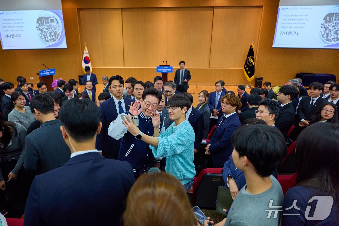본문 이미지 - 이재명 대통령이 16일 서울 동작구 중앙대학교에서 개교 110주년 기념식을 마친 후 학생들과 기념촬영을 하고 있다. (청와대 제공. 재판매 및 DB 금지) 2026.10.16 ⓒ 뉴스1