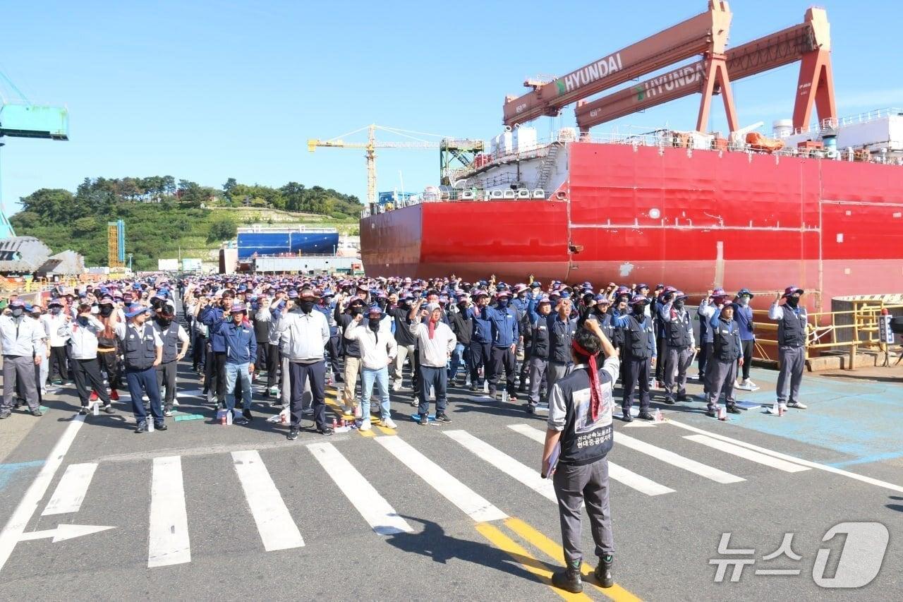 본문 이미지 - 지난 9월 11일 현대중공업 노조 조합원들이 울산조선소에서 파업 집회를 하고 있다. (현대중 노조 제공. 재판매 및 DB 금지) /뉴스1