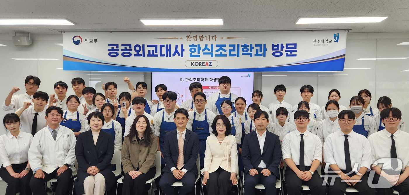 본문 이미지 - 외교부는 임상우 공공외교대사가 전주대 한식조리학과 학생들과 만나 2026 디지털 글로벌 캠페인 'YouthFULL Tomorrow' 활동을 가졌다고 16일 밝혔다. (외교부 제공)