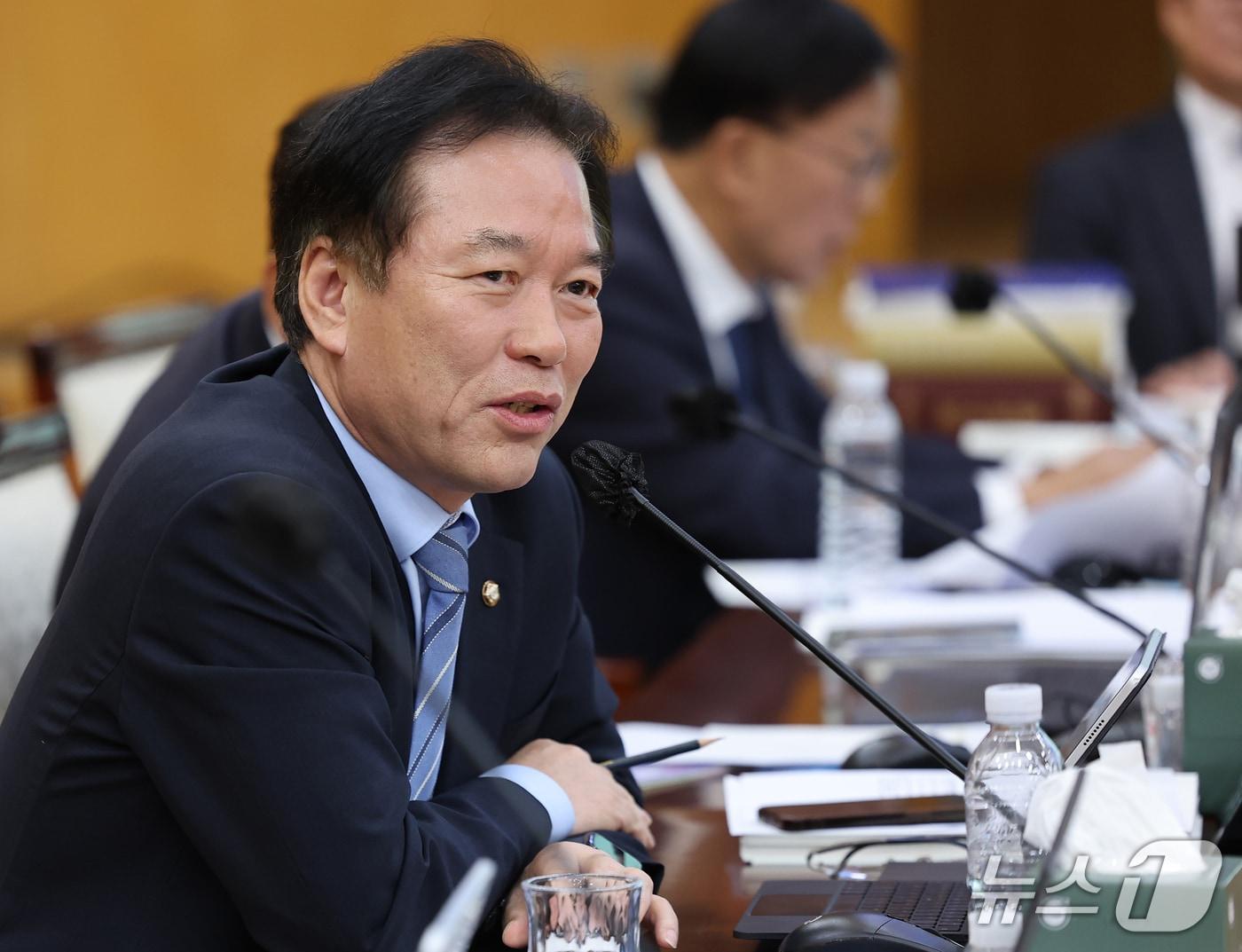 본문 이미지 - 정태호 더불어민주당(서울 관악구을) 의원이 16일 대구 중구 한국은행 대구경북본부에서 열린 국회 재정경제기획위원회의 동북·동남지방데이터청, 부산·대구지방국세청, 부산·대구본부세관, 한국은행 부산·경남·울산·대구경북·포항본부에 대한 2026년도 국정감사에서 질의하고 있다. 2026.10.16 ⓒ 뉴스1 공정식 기자