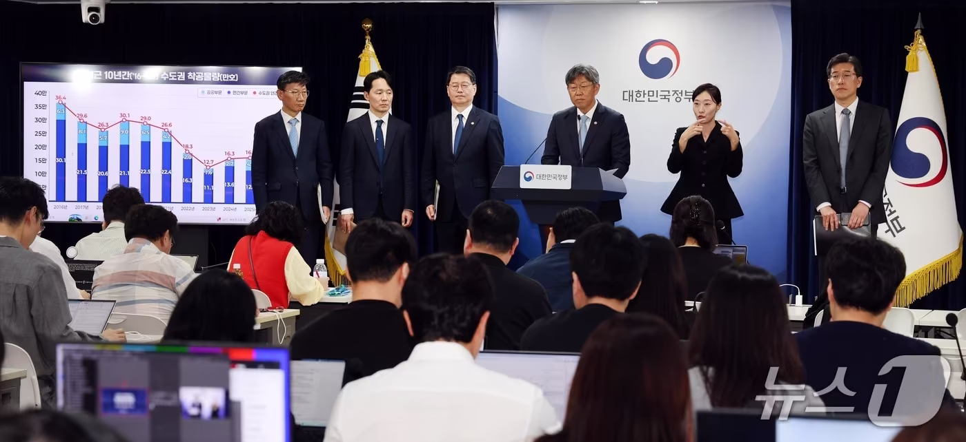 본문 이미지 - 김이탁 국토교통부 1차관(오른쪽에서 3번째)과 김용수 국무조정실 국무2차장 등이 16일 서울 종로구 정부서울청사에서 제1차 주택 공급 정례브리핑을 하고 있다. 정부는 주택공급 정례브리핑을 신설하고 정책 소통 채널로 삼을 계획이다.2026.10.16/뉴스1