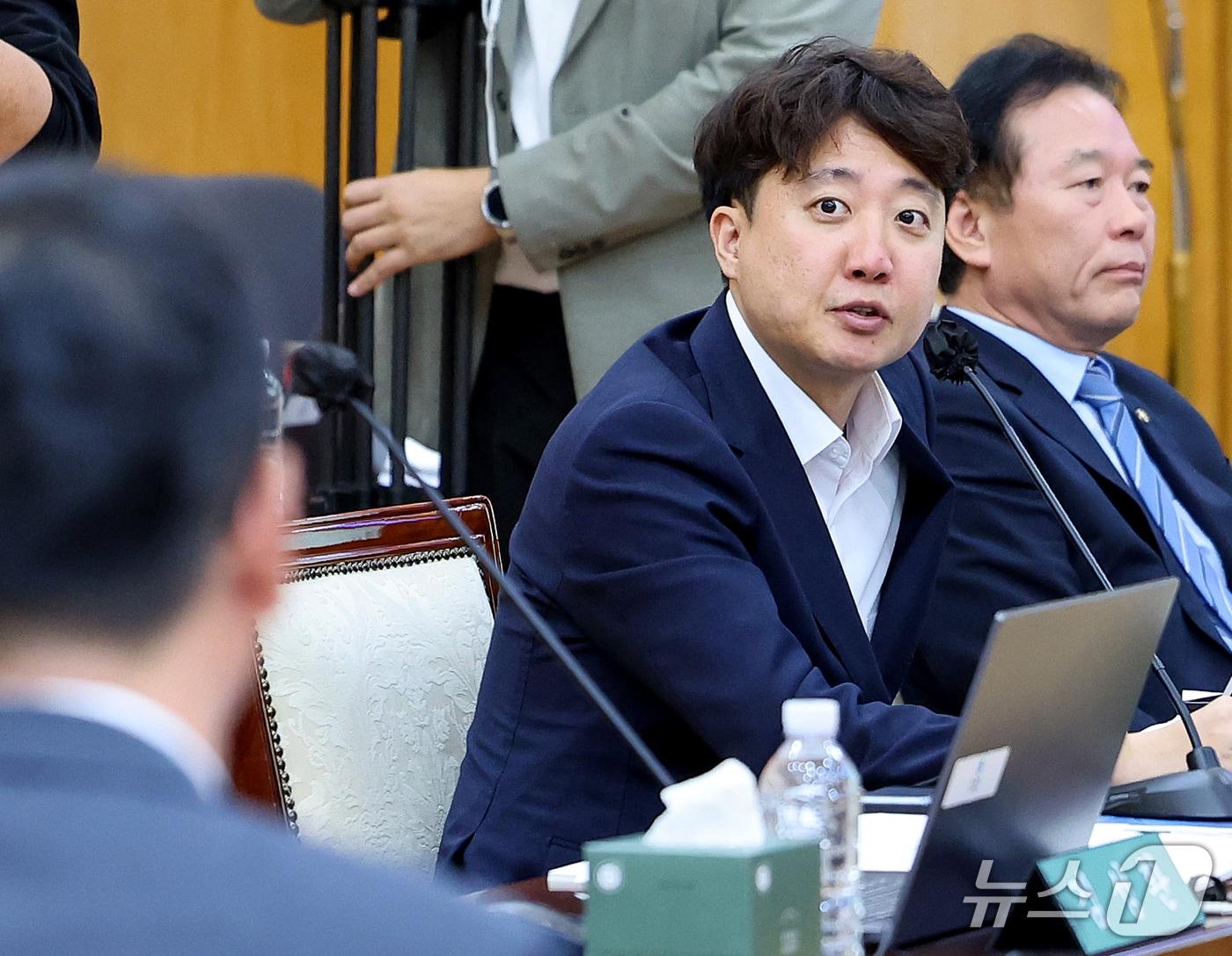 본문 이미지 - 이준석 개혁신당(경기 화성시을) 의원이 16일 대구 중구 한국은행 대구경북본부에서 열린 국회 재정경제기획위원회의 동북·동남지방데이터청, 부산·대구지방국세청, 부산·대구본부세관, 한국은행 부산·경남·울산·대구경북·포항본부에 대한 2026년도 국정감사에서 질의하고 있다. 2026.10.16 ⓒ 뉴스1 공정식 기자