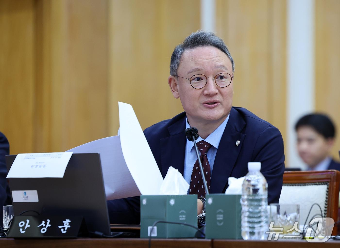 본문 이미지 - 안상훈 국민의힘(비례대표) 의원이 16일 대구 중구 한국은행 대구경북본부에서 열린 국회 재정경제기획위원회의 동북·동남지방데이터청, 부산·대구지방국세청, 부산·대구본부세관, 한국은행 부산·경남·울산·대구경북·포항본부에 대한 2026년도 국정감사에서 질의하고 있다. 2026.10.16 ⓒ 뉴스1 공정식 기자