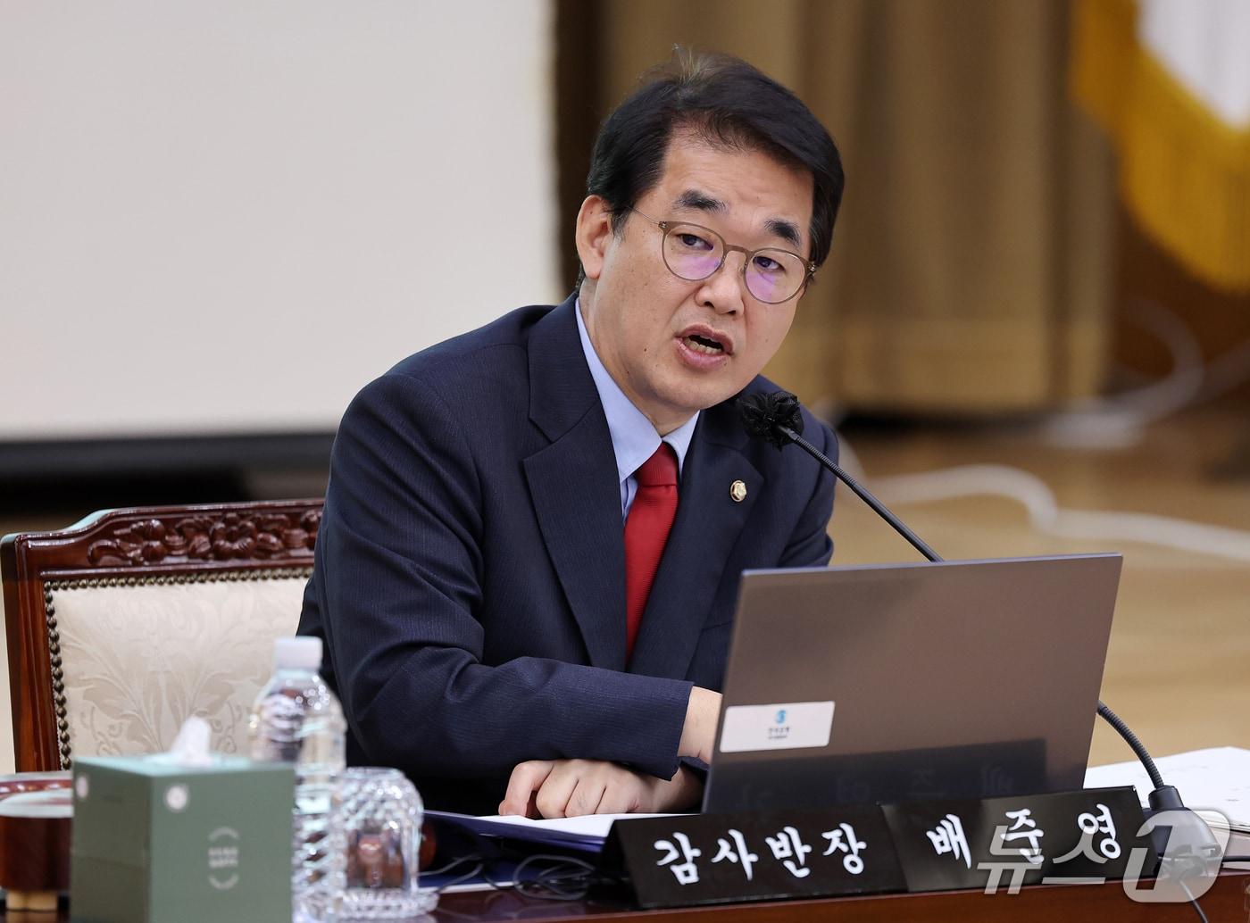 본문 이미지 - 배준영 감사반장(국민의힘 인천 중구강화군옹진군)이 지난 16일 대구 중구 한국은행 대구경북본부에서 열린 국회 재정경제기획위원회의 동북·동남지방데이터청, 부산·대구지방국세청, 부산·대구본부세관, 한국은행 부산·경남·울산·대구경북·포항본부에 대한 국정감사에서 발언하고 있다. 2026.10.16 ⓒ 뉴스1 공정식 기자