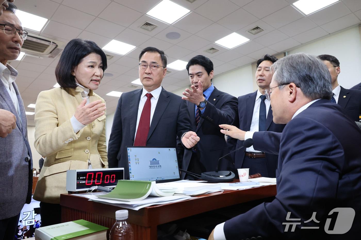 본문 이미지 - 이진숙 국민의힘 의원이 16일 서울 여의도 국회에서 열린 과학기술정보방송통신위원회의 한국방송공사 등에 대한 국정감사에서 자신에 대한 국감 제척안과 관련해 송기헌 위원장에게 항의하고 있다. 2026.10.16 ⓒ 뉴스1 신웅수 기자