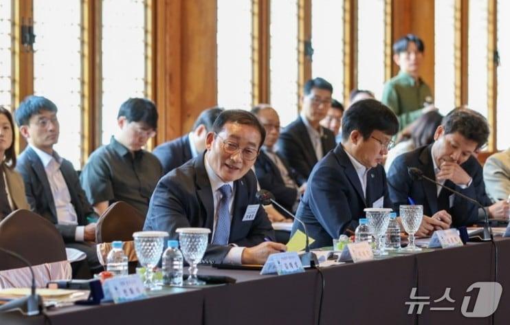 본문 이미지 - 전국농어촌지역군수협의회 총회에서 이재각 진도군수가 발언하고 있다.(진도군 제공, 재판매 및 DB금지)/뉴스1 