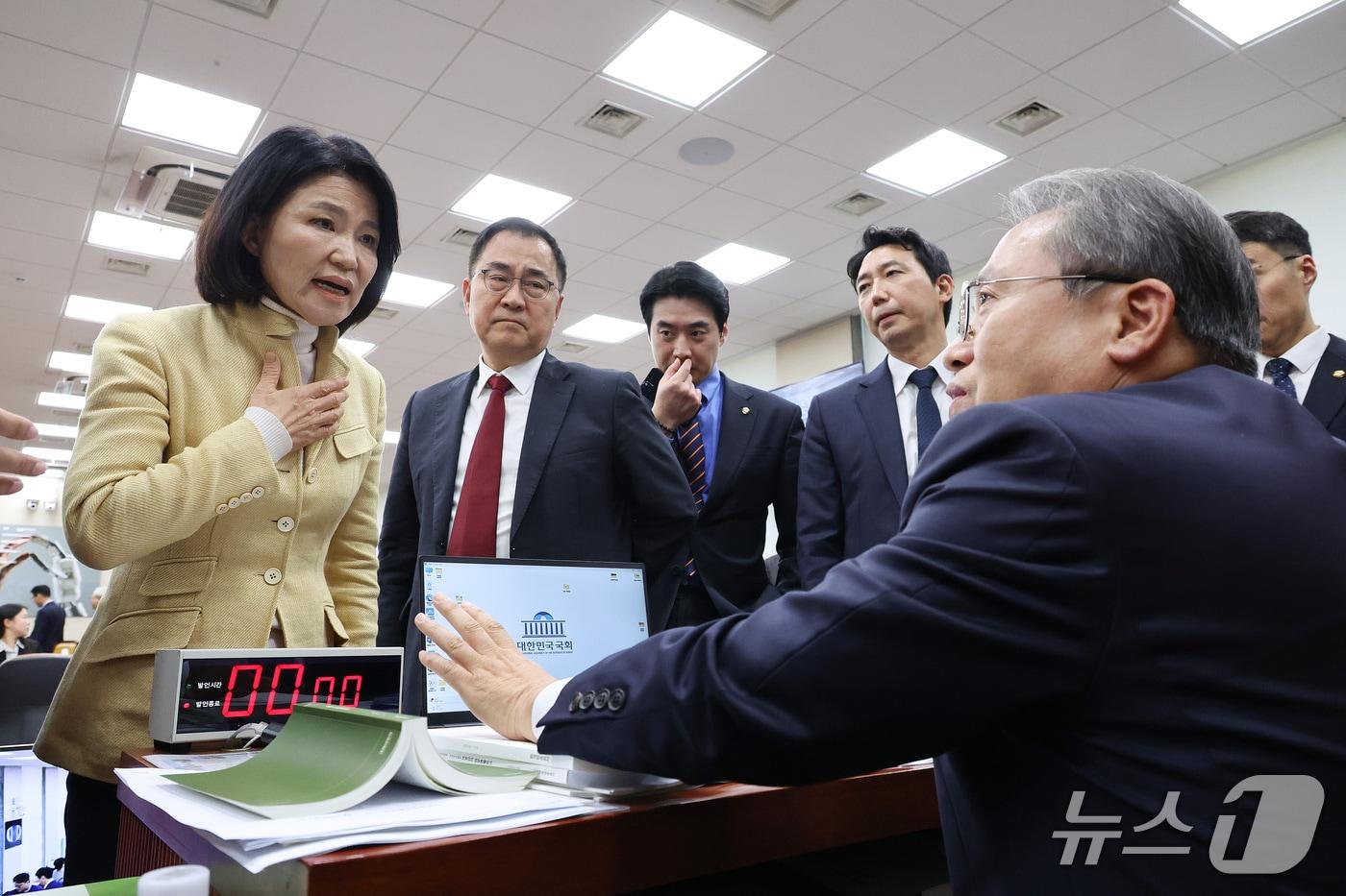 본문 이미지 - 이진숙 국민의힘 의원이 지난 16일 서울 여의도 국회에서 열린 과학기술정보방송통신위원회의 한국방송공사 등에 대한 국정감사에서 자신에 대한 국감 제척안과 관련해 송기헌 위원장에게 항의하고 있다. 2026.10.16 ⓒ 뉴스1 신웅수 기자