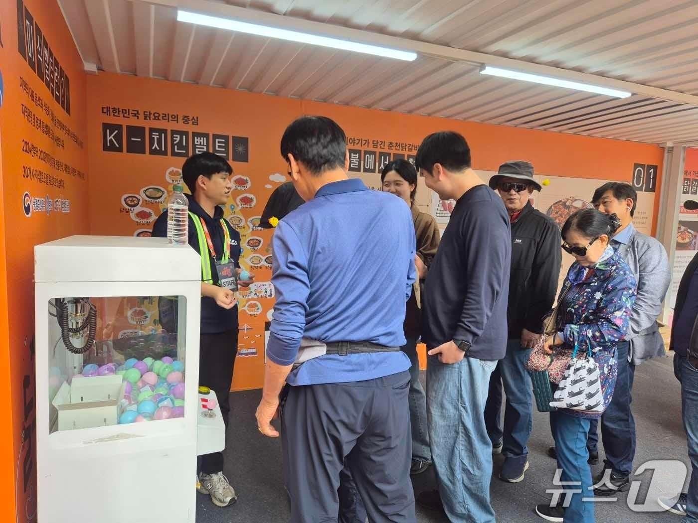 본문 이미지 - 춘천막국수닭갈비축제에 참여한 '춘천 계모임' 참가자들.(춘천시 제공. 재판매 및 DB 금지)
