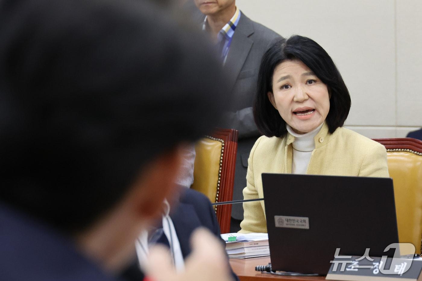 본문 이미지 - 이진숙 국민의힘 의원이 16일 서울 여의도 국회에서 열린 과학기술정보방송통신위원회의 한국방송공사 등에 대한 국정감사에서 자신에 대한 국감 제척안과 관련해 더불어민주당 의원들과 언쟁을 벌이고 있다. ⓒ 뉴스1 신웅수 기자