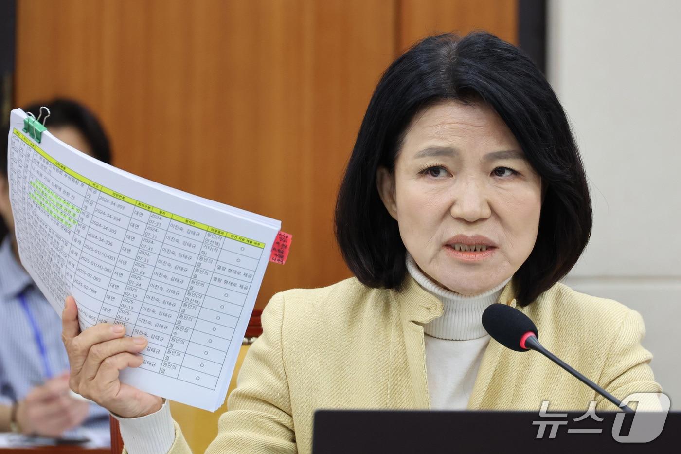 본문 이미지 - 이진숙 국민의힘 의원이 16일 서울 여의도 국회에서 열린 과학기술정보방송통신위원회의 한국방송공사 등에 대한 국정감사에서 의사진행 발언을 하고 있다. 2026.10.16 ⓒ 뉴스1 신웅수 기자