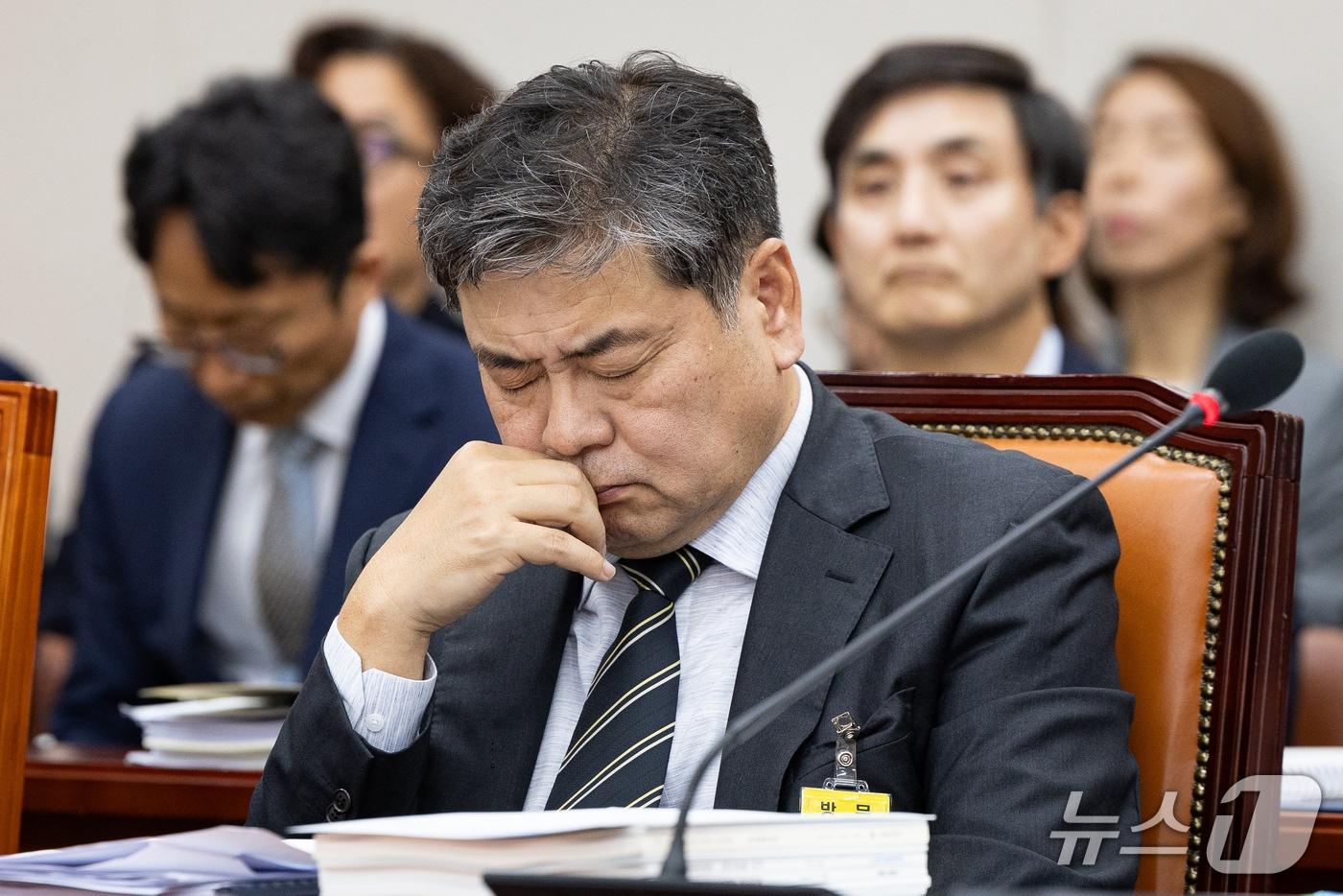 본문 이미지 - 이인재 인천대학교 총장이 16일 서울 여의도 국회에서 열린 교육위원회의 서울대학교 등에 대한 국정감사에 출석해 생각에 잠겨 있다. 인천경찰청 반부패·경제범죄수사대는 이날 유승민 전 국회의원 딸 유담 씨의 인천대 교수의 특혜 임용 의혹 관련 업무방해 혐의로 유 전 의원과 이인재 인천대 총장 등 4명을 불구속 송치했다. 2026.10.16 ⓒ 뉴스1 유승관 기자