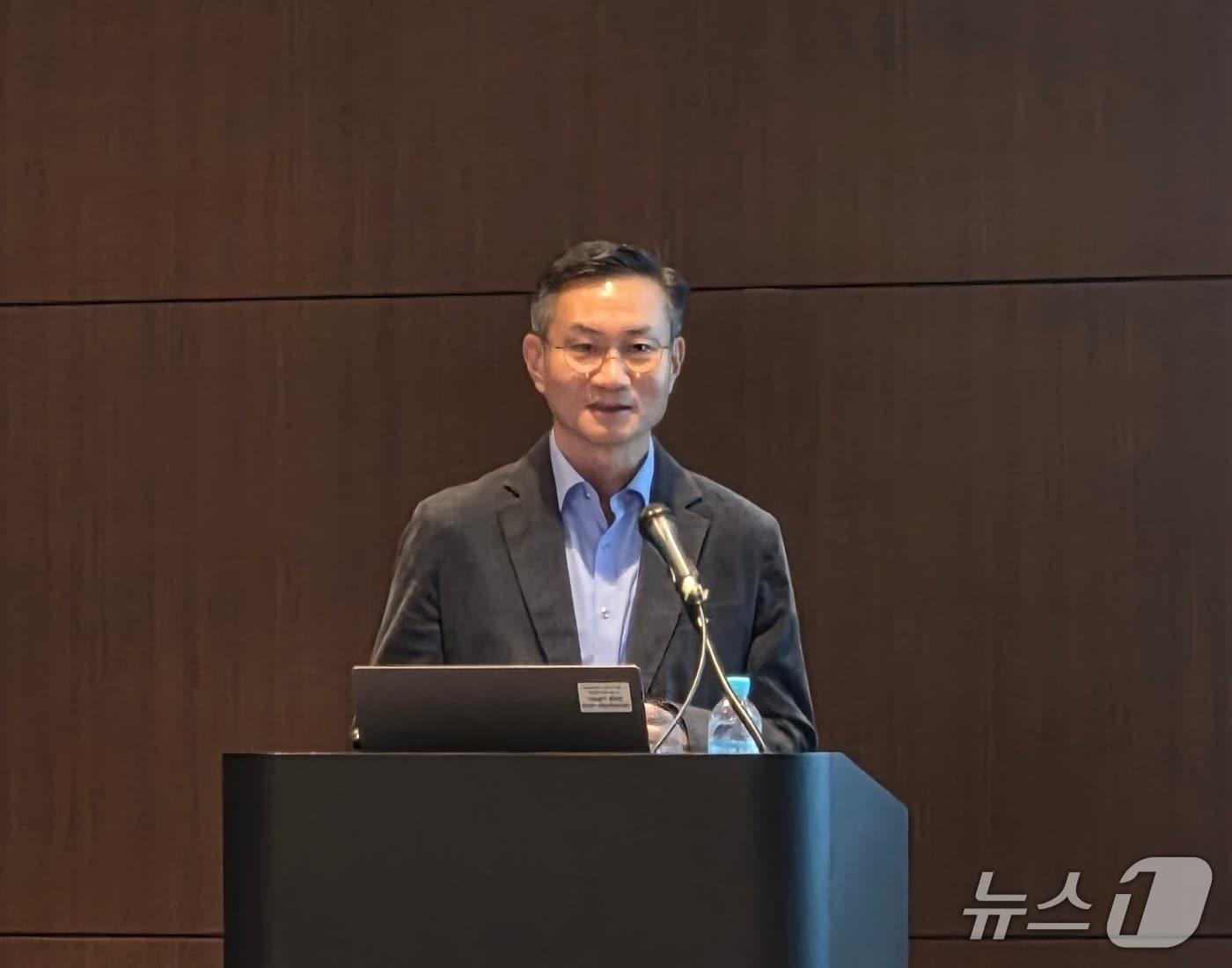 본문 이미지 - 김진경 LG전자 시스템온칩(SoC)센터장(부사장)이 16일 서울 강남구 코엑스에서 열린 '제9회 반도체 산학연 교류 워크숍'에서 AI홈을 위한 온디바이스 AI 칩 등에 대해 소개하고 있다. 2026. 10. 16/뉴스1 황진중 기자
