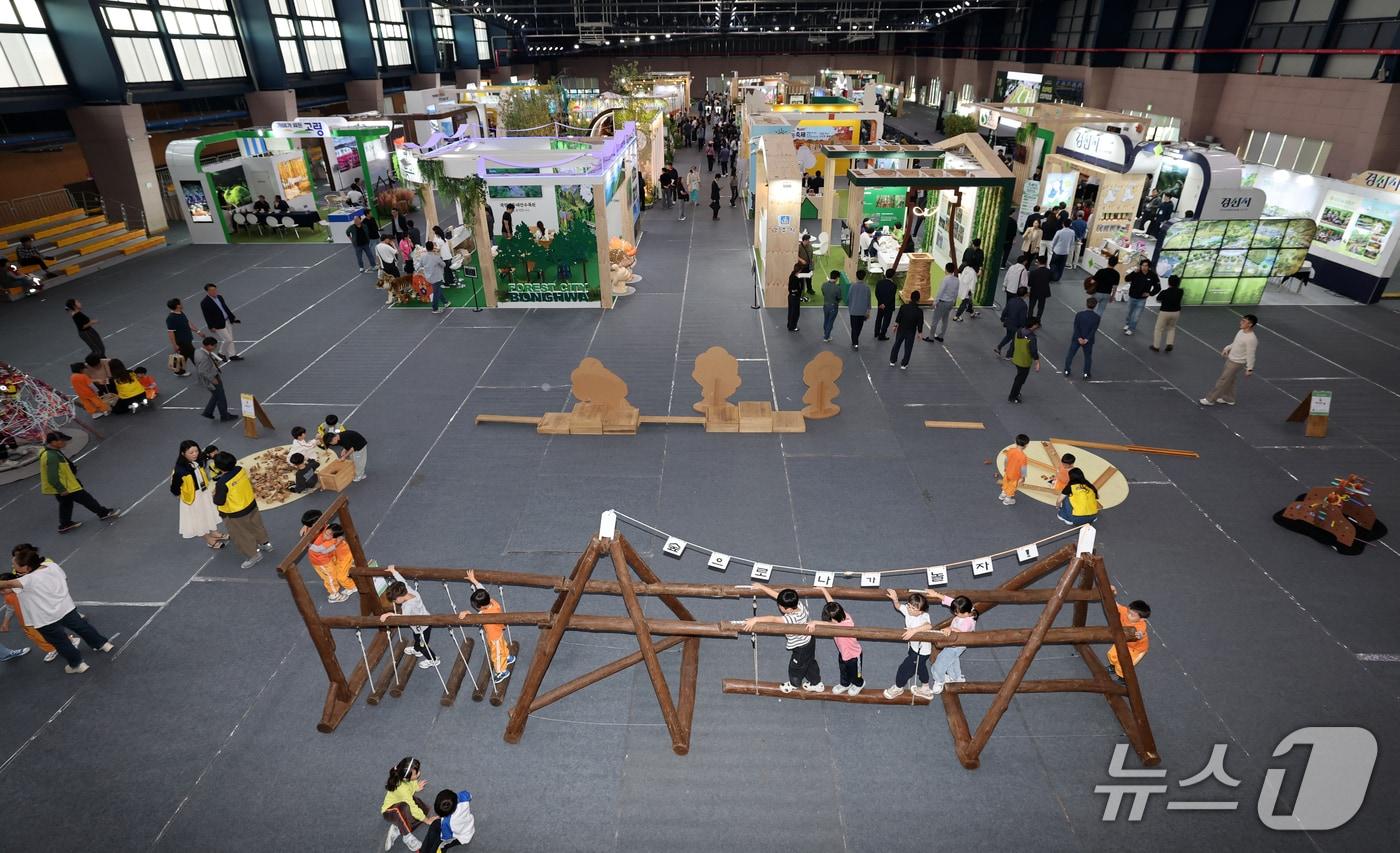 본문 이미지 - 16일 오후 경북 포항시 만인당에서 열린 2026 경북도 산림박람회장. 2026.10.16/뉴스1 최창호 기자  