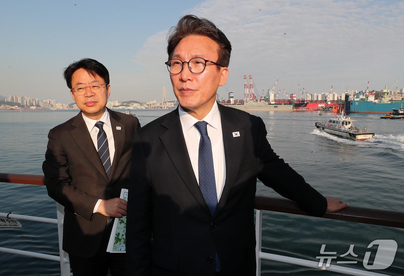 본문 이미지 - 김민석 더불어민주당 대표가 지난 16일 부산항만공사 항만안내선에 올라 부산항 물류 현장을 둘러보고 있다. 2026.10.16 ⓒ 뉴스1 윤일지 기자