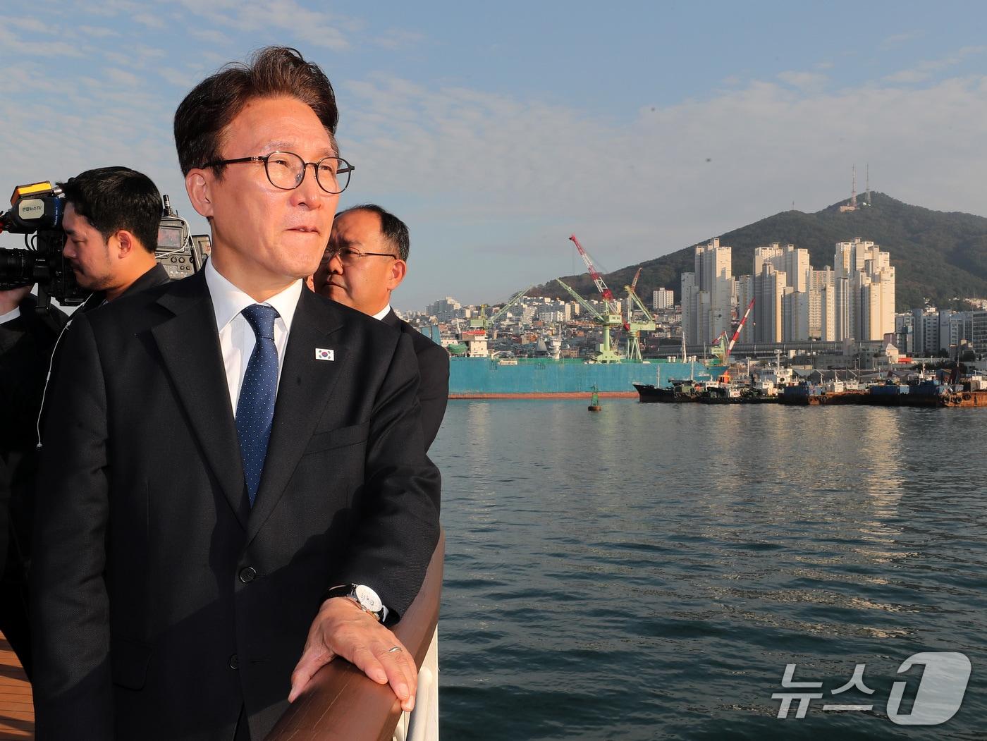 본문 이미지 - 김민석 더불어민주당 대표가 16일 부산항만공사 항만안내선에 올라 부산항 물류 현장을 둘러보고 있다. 2026.10.16 ⓒ 뉴스1 윤일지 기자