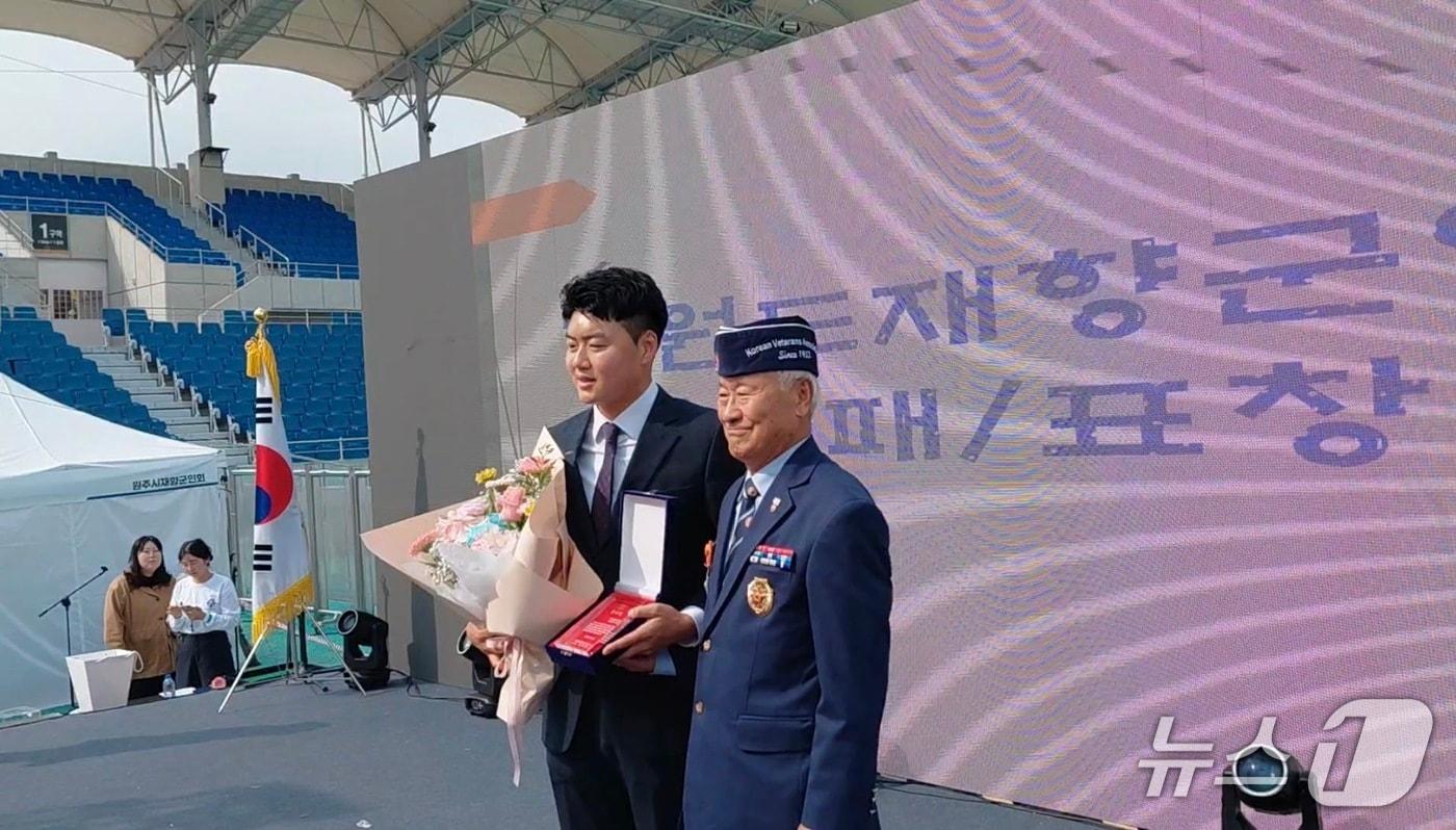 본문 이미지 - 강원도의회 박대현 의회운영위원장(사진 왼쪽)이 16일 원주 댄싱공연장 일원에서 열린 '제1회 강원특별자치도재향군인의 날' 행사에서 감사패를 수상했다.(강원도의회 제공. 재판매 및 DB 금지)/뉴스1