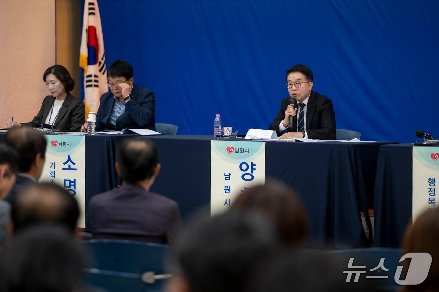 본문 이미지 - 16일 양충모 전북 남원시장이 취임 100일 기념 '정책토론마당'을 열고 시민들과 지역 현안에 대해 소통하고 있다.(남원시 제공. 재판매 및 DB 금지)/뉴스1