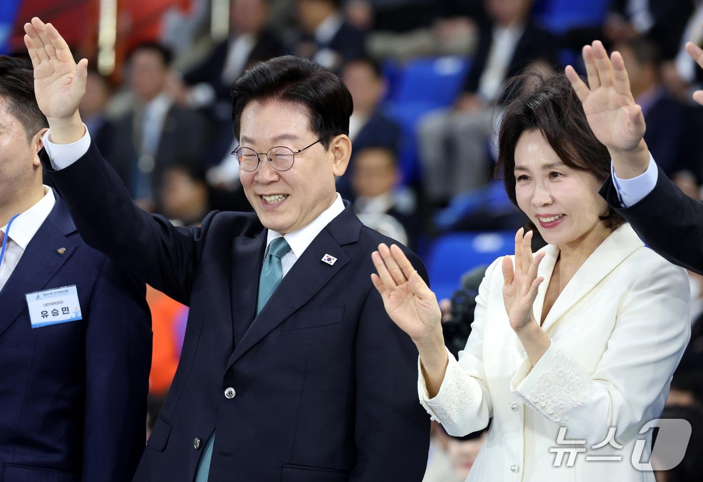 본문 이미지 - 이재명 대통령과 김혜경 여사가 16일 제주 서귀포시 제주월드컵경기장에서 열린 제107회 전국체육대회 개회식에서 입장하는 선수단을 향해 인사하고 있다. 2026.10.16 ⓒ 뉴스1 이재명 기자