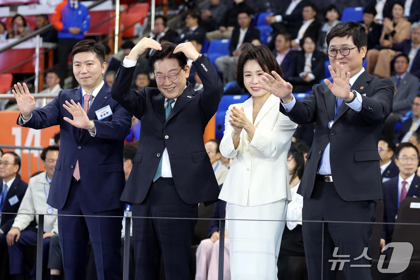 본문 이미지 - 이재명 대통령과 김혜경 여사가 16일 제주 서귀포시 제주월드컵경기장에서 열린 제107회 전국체육대회 개회식에서 입장하는 선수단을 향해 인사하고 있다. 왼쪽부터 유승민 대한체육회장, 이 대통령, 김 여사, 최휘영 문체부 장관. 2026.10.16 ⓒ 뉴스1 이재명 기자