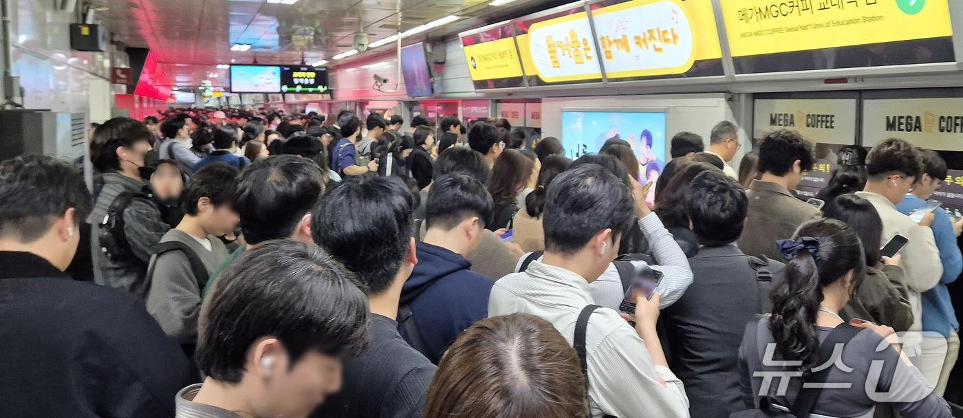 본문 이미지 - 서울 지하철 2호선 운행에 차질이 빚어진 16일 오후 서울 강남역 승강장이 퇴근길 열차를 기다리는 시민들로 발 디딜 틈 없이 붐비고 있다. (독자제공. 재판매 및 DB 금지) 2026.10.16 ⓒ 뉴스1 박지혜 기자