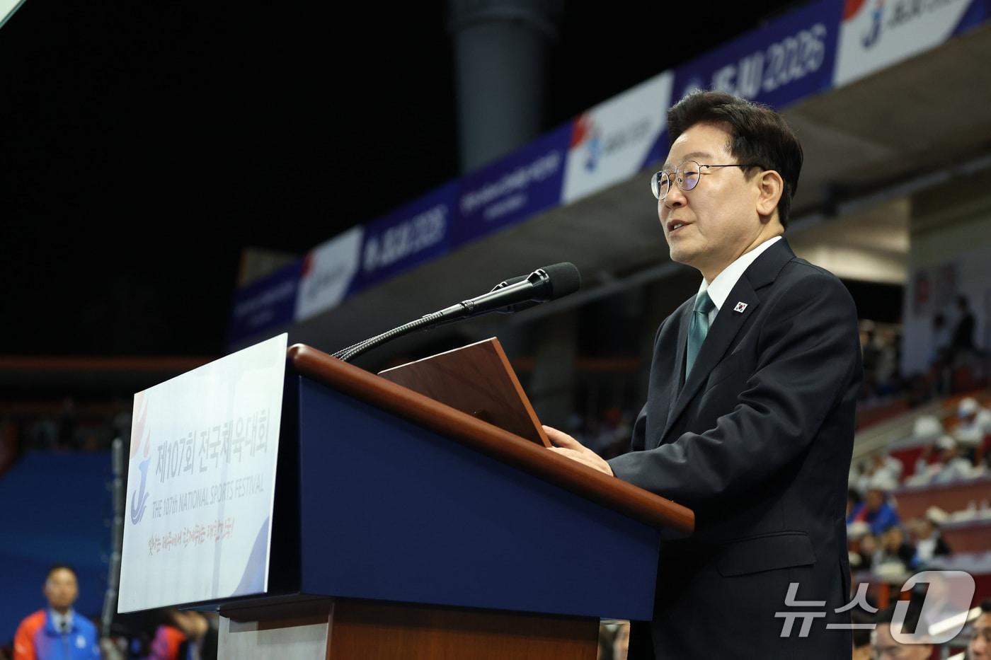본문 이미지 - 이재명 대통령이 16일 제주 서귀포시 제주월드컵경기장에서 열린 제107회 전국체육대회 개회식에서 기념사를 하고 있다. ⓒ 뉴스1 이재명 기자