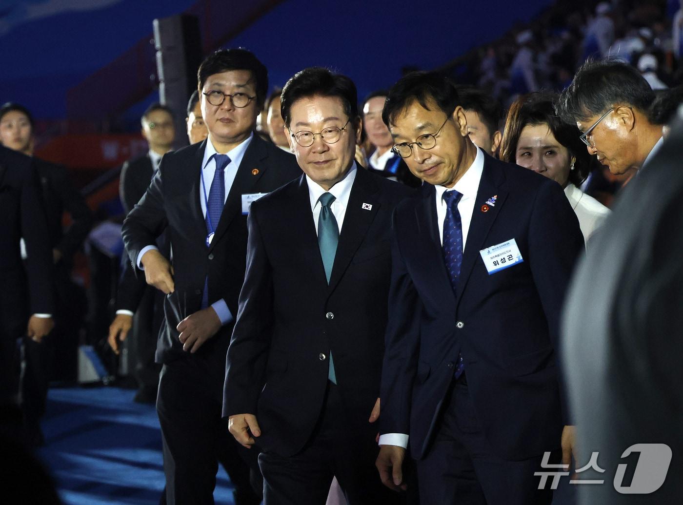 본문 이미지 - 이재명 대통령이 16일 제주 서귀포시 제주월드컵경기장에서 열린 제107회 전국체육대회 개회식을 마친 뒤 이동하고 있다. 2026.10.16 ⓒ 뉴스1 이재명 기자
