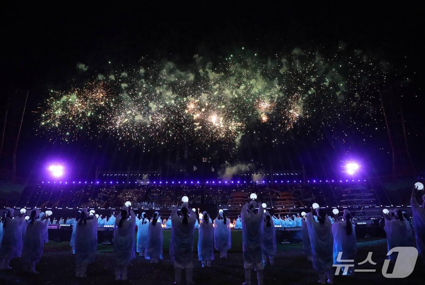 본문 이미지 - 16일 오후 제주 서귀포시 법환동 제주월드컵경기장에서 열린 제107회 전국체육대회 개회식에서 성화 점화와 동시에 축포가 터지고 있다. 2026.10.16 ⓒ 뉴스1 홍수영 기자