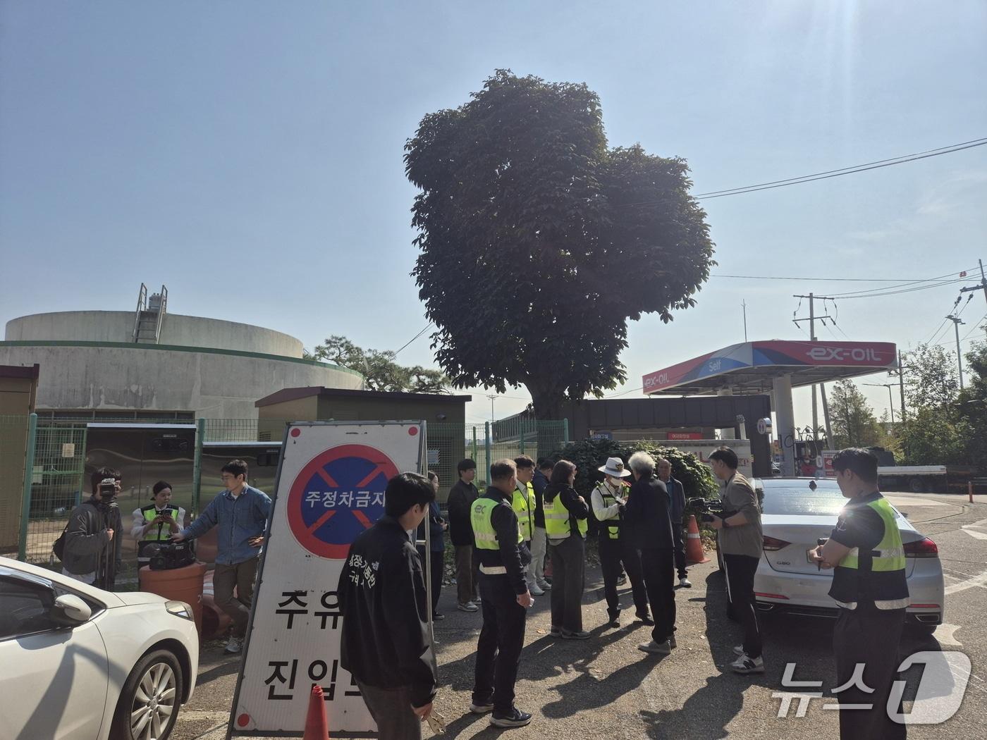 본문 이미지 - 구리시 관계자 등이 구리남양주 톨게이트서 체납 차량을 단속하는 모습. (구리시 제공. 재판매 및 DB 금지)