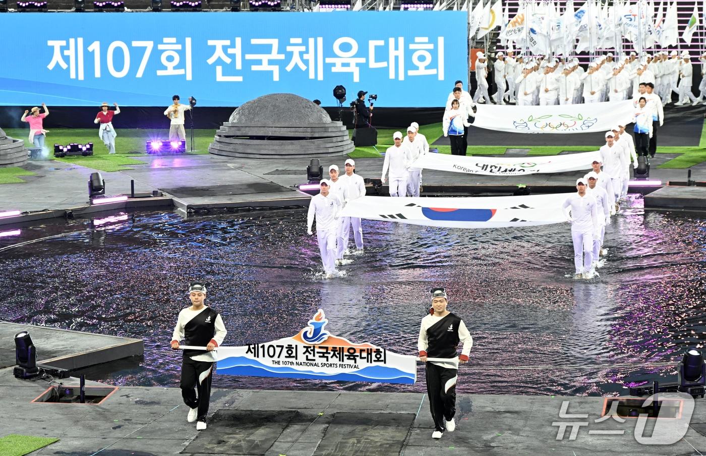 본문 이미지 - 16일 제주 서귀포시 제주월드컵경기장에서 제107회 전국체육대회 개회식이 진행되고 있다. (문화체육관광부 제공. 재판매 및 DB 금지) 2026.10.16 ⓒ 뉴스1 박지혜 기자