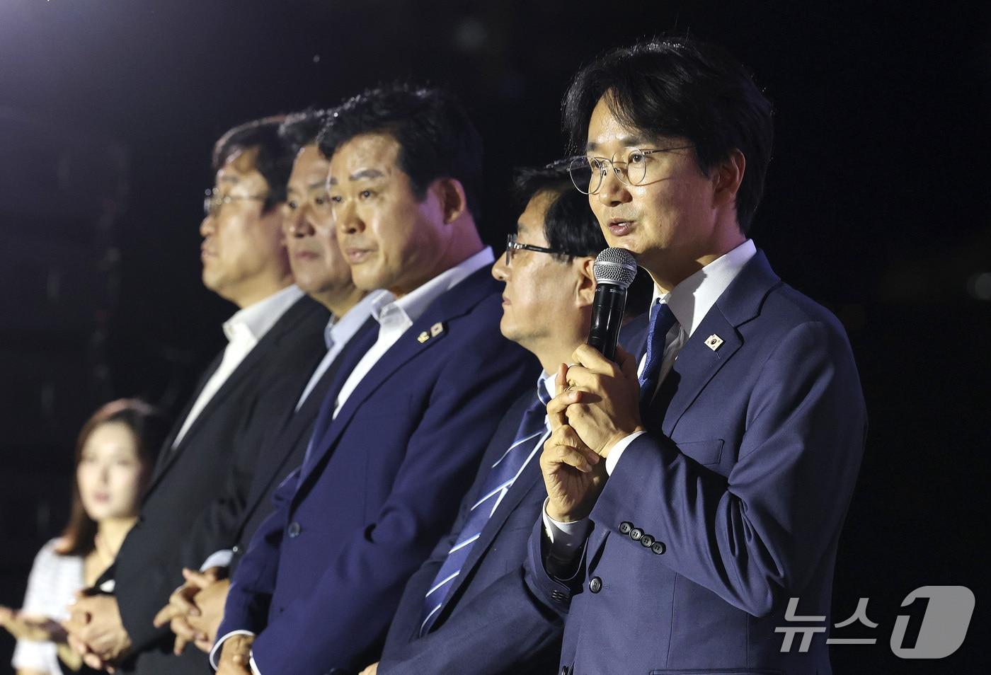 본문 이미지 - 서준오 노원구청장이 16일 오후 서울 노원구 당현천 일대에서 열린 ‘2026 노원 달빛산책:새로운 달' 개막식에서 인사말을 하고 있다. (노원구 제공. 재판매 및 DB 금지) 2026.10.16 ⓒ 뉴스1 박지혜 기자