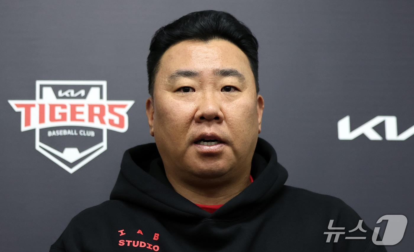 본문 이미지 - KIA 이범호 감독이 17일 오후 전남광주 기아챔피언스필드에서 열리는 프로야구 2026 신한 SOL KBO 포스트시즌 준플레이오프 1차전 LG 트윈스와의 경기를 앞두고 취재진 질문에 답하고 있다. 2026.10.17 ⓒ 뉴스1 김진환 기자